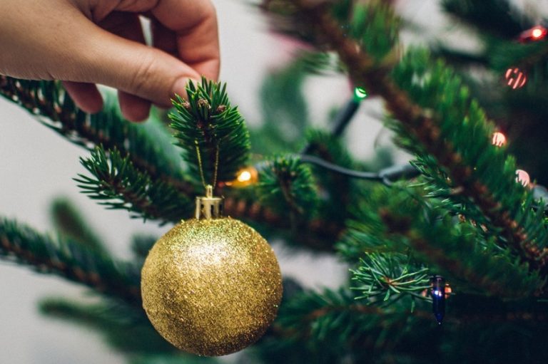 Consejos de cómo limpiar el árbol de Navidad