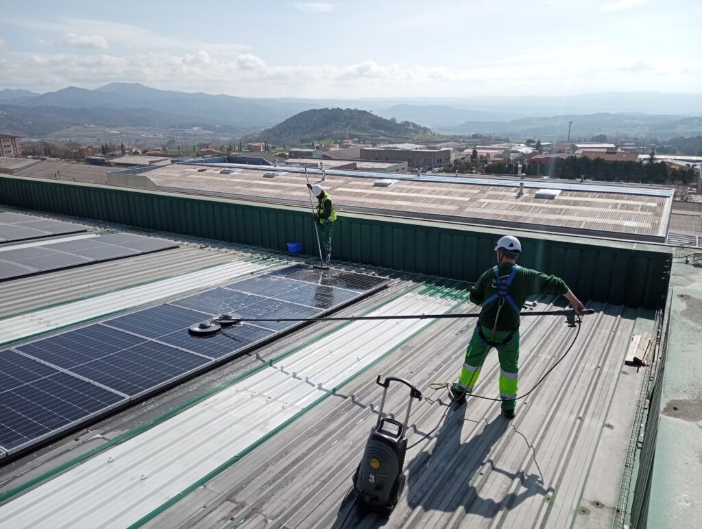 Tot-Net, especialista en la limpieza técnica de placas solares