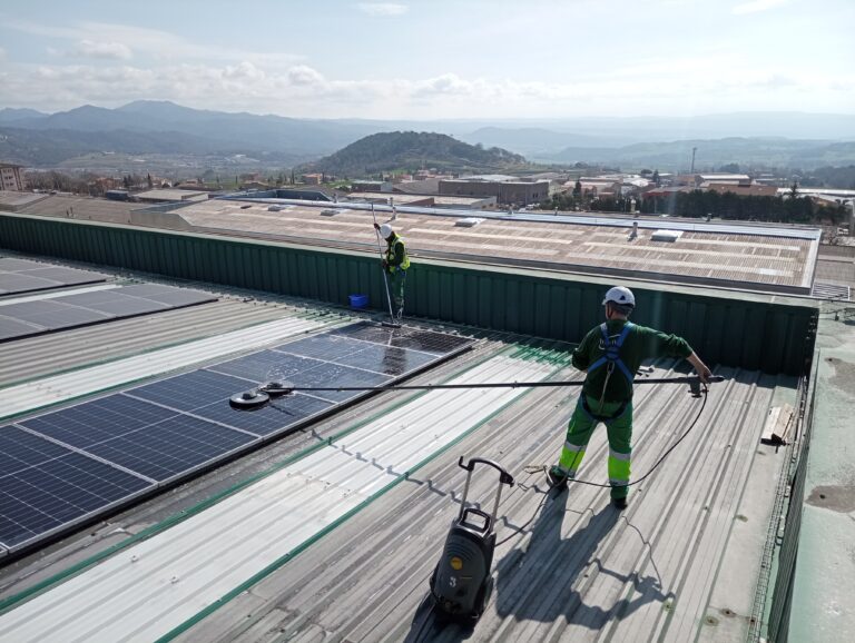 Tot-Net, especialista en la limpieza técnica de placas solares