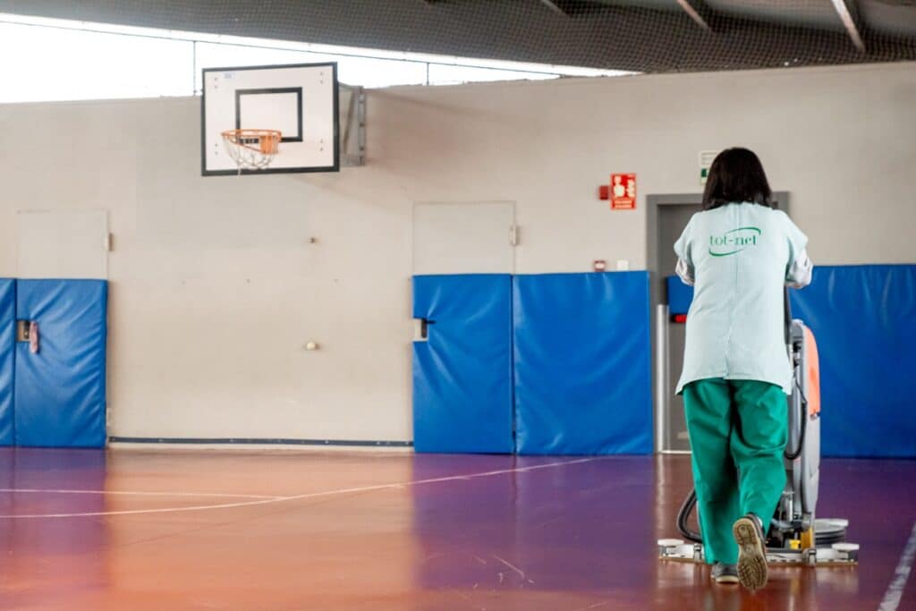 Tot-Net refuerza la limpieza profesional en centros deportivos ante la llegada del verano
