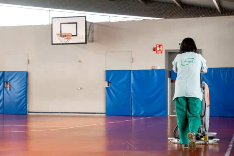 Tot-Net refuerza la limpieza profesional en centros deportivos ante la llegada del verano